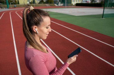 Egzersiz müziği. Parkta koşmak. Spor yaşam tarzı egzersiz yapan kadın eğitimi. Fitness, spor müziği yaşam tarzı konsepti
