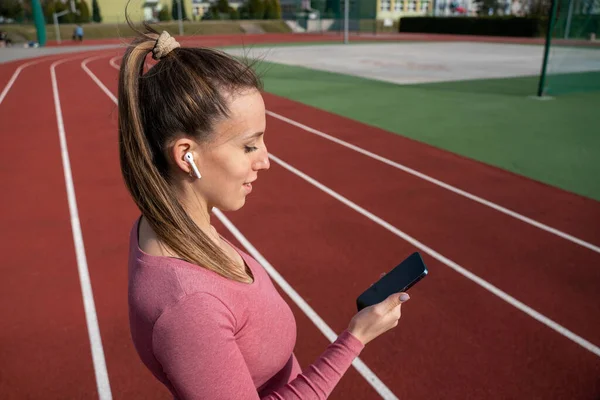 Egzersiz müziği. Parkta koşmak. Spor yaşam tarzı egzersiz yapan kadın eğitimi. Fitness, spor müziği yaşam tarzı konsepti