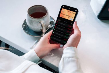 Mobil bankacılık ağı. İnternet banka başvurusu olan akıllı bir telefon. Banka kartı cüzdanı uygulaması. Para cüzdanını kaydet