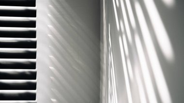 Gölge arkaplanı. Güneş ışığı mimarisi, aydınlık arkaplan, beyaz doku duvarının penceresinden siyah gölge örtüsü. Ürün sunumu, arkaplan ve maket, yaz mevsimi konsepti