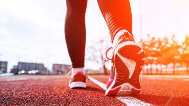Spor koşucusu kadın egzersizi. Koşan ayaklar yolda, ayakkabıya yakın gidiyor. Kadın egzersizi yap. Spor ve sağlıklı yaşam tarzı.