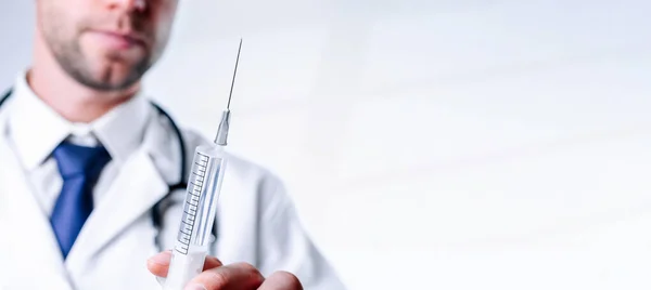 注射針を注射します 選択的な焦点 針で注射器を保持青い手袋で医師の手 病院の白い医師のガウン 聴診器 インフルエンザワクチンをコピースペースで注射する — ストック写真