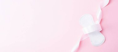 Kadınsı hijyen adet pedleri. Pembe arka planda kadın hijyeni için peçete. Adet dönemi kadınsı. Adet, kritik günler, sıfır atık, ekoloji, ekoloji bayrağı