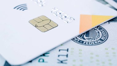 Para yığını kredi kartı. 100 dolarlık Amerika bankamatik kartı. Kullanıcı parası