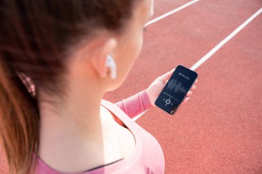 Eğitim müziği. Yaşam tarzı egzersiz yapan kadın eğitimi. Spor yapan genç ve güzel bir kız. Spor müziği ve sağlıklı yaşam tarzı.