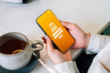 Mobil bankacılık ağı. İnternet banka başvurusu olan akıllı bir telefon. Banka kartı cüzdanı uygulaması. Para tasarrufu iş kavramı