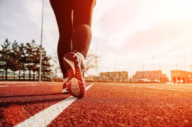 Spor koşucusu kadın egzersizi. Koşan ayaklar yolda, ayakkabıya yakın gidiyor. Kadın egzersizi yap. Spor ve sağlıklı yaşam tarzı