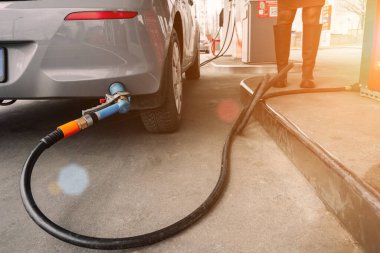 Yakıt ikmali. Benzin istasyonunda benzin pompala. Yakıt deposu, el işçisinden. Otomotiv endüstrisi veya ulaşım kavramı