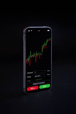 Bitcoin ticareti. Bitcoin cep telefonu uygulaması değiş tokuşu. Altın kripto para birimi BTC bitcoin, siyah arka planda pembe domuz bankası. Tasarruf ve finansal konsept bankası