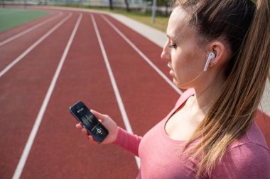 Eğitim müziği. Yaşam tarzı egzersiz yapan kadın eğitimi. Spor yapan genç ve güzel bir kız. Spor müziği ve sağlıklı yaşam tarzı.