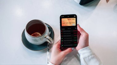 Mobil bankacılık uygulaması. İnternet banka uygulamalı cep telefonu olan bir kız. Kredi kartı cüzdanı başvurusu. Para biriktir iş cüzdanı