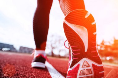 Spor koşucusu kadın egzersizi. Koşan ayaklar yolda, ayakkabıya yakın gidiyor. Kadın egzersizi yap. Spor ve sağlıklı yaşam tarzı