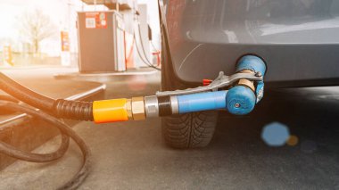 Benzin istasyonunda benzin deposu doldurmak. Kadın el yakıtlı benzin deposu. Taşımacılık ve Otomotiv endüstrisinin yakıtını