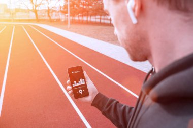 Spor müziği. Müzik kompozisyonu. Yaşam stili egzersiz adamı eğitimi. Fitness, spor, yaşam tarzı konsepti