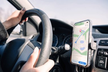 GPS aygıt haritalama sistemi. Seyahat yolunda otomobilde akıllı telefon ekranında küresel konumlandırma sistemi. GPS araç navigatörü sürücü aygıtı