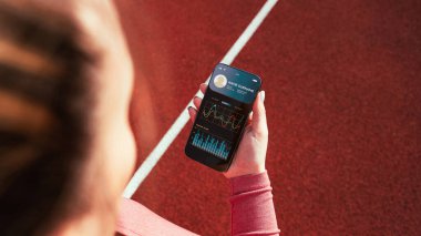 Spor salonu başvurusu. Spor salonu ya da spor salonu mobil uygulaması olan akıllı telefon ekranı. Kadın el tutuş çevrimiçi fitness programı