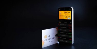 İnternet tabanlı bankacılık. İnternet banka uygulamalı cep telefonu. Siyah arka planda kredi kartı. Çevrimiçi cüzdan tasarruf