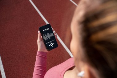 Spor müziği. Yaşam tarzı egzersiz yapan kadın eğitimi. Kulaklıklı bir kadın. Spor müziği ve sağlıklı yaşam tarzı..