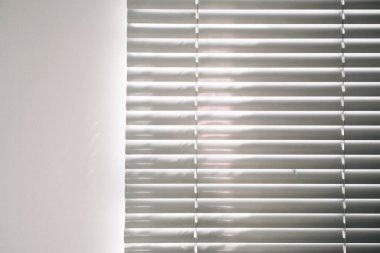 Uzay gölgesi. Güneş ışığı mimarisi, aydınlık arkaplan, beyaz doku duvarının penceresinden siyah gölge örtüsü. Dekoratif ve arkaplan için diyagonal gölge.