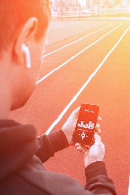 Egzersiz müziği. Parkta koşmak. Spor yaşam tarzı egzersiz adamı eğitimi. Fitness, spor müziği yaşam tarzı konsepti