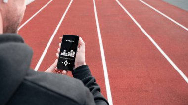 Eğitim müziği. Yaşam stili egzersiz adamı eğitimi. Spor yapan genç ve güzel bir adam. Spor müziği ve sağlıklı yaşam tarzı.