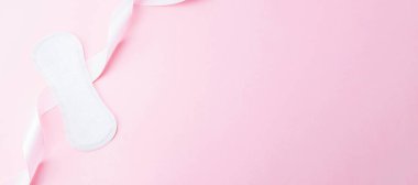 Kadınsı hijyen adet pedleri. Pembe arka planda kadın hijyeni için peçete. Adet dönemi kadınsı. Adet, kritik günler, sıfır atık, ekoloji, ekoloji bayrağı
