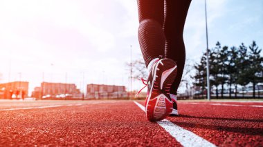 Spor koşucusu kadın egzersizi. Koşan ayaklar yolda, ayakkabıya yakın gidiyor. Kadın egzersizi yap. Spor ve sağlıklı yaşam tarzı.
