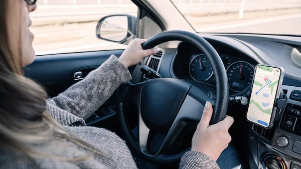 Sistema di mappe del navigatore GPS. Sistema di posizionamento globale sullo schermo dello smartphone in auto su strada di viaggio. Tecnologia di localizzazione di ricerca auto GPS. — Foto Stock