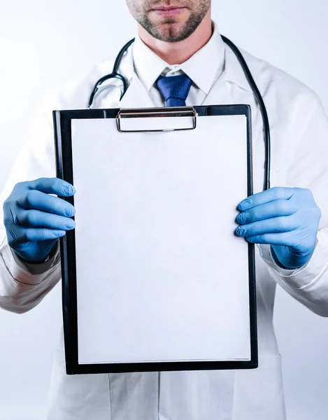 Clipboard Formação Médica Enfermeira Feliz Luvas Azuis Hospital Prancheta Vestindo — Fotografia de Stock