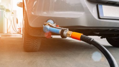 Benzin istasyonunda benzin deposu doldurmak. Kadın el yakıtlı benzin deposu. Taşımacılık ve Otomotiv endüstrisinin yakıtını