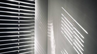 Mimari gölgeler. Güneş ışığı mimarisi, aydınlık arkaplan, beyaz doku duvarının penceresinden siyah gölge örtüsü. Model, poster, durağan, duvar sanatı, tasarım sunumu