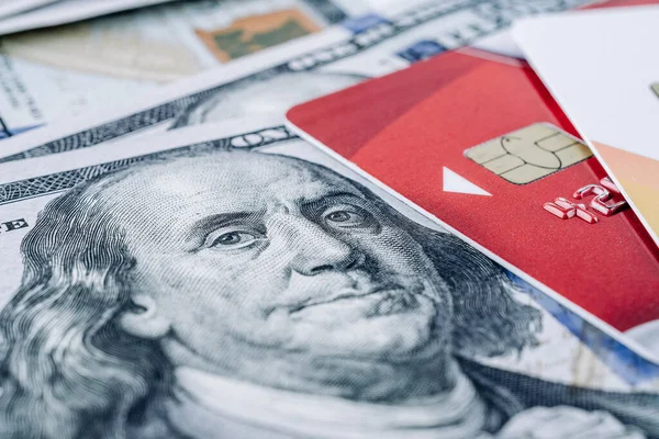 Yüz dolarlık kredi kartı. 100 dolarlık Amerika bankamatik kartı. Para izole edildi, fatura beyaz arkaplan