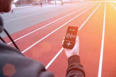 Spor müziği. Yaşam stili egzersiz adamı eğitimi. Kulaklıklı bir erkek. Spor müziği ve sağlıklı yaşam tarzı.