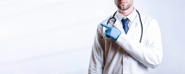 Ärztliche Geste Reicht Medizinischen Hintergrund Glückliche Krankenschwester Blauen Handschuhen Krankenhausuniform — Stockfoto