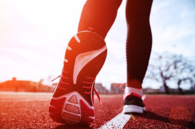 Spor koşusu kadın eğitimi. Koşu kız egzersizi. Koşan ayaklar yolda, ayakkabıya yakın gidiyor. Fitness, spor, yaşam tarzı konsepti