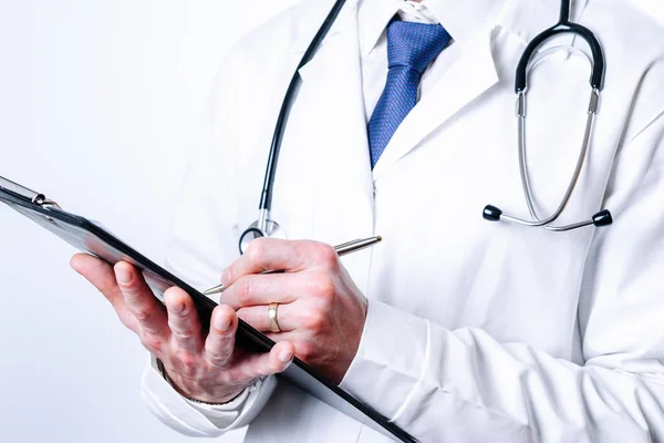Clipboard Homem Formação Médica Enfermeira Feliz Luvas Azuis Uniforme Hospital — Fotografia de Stock