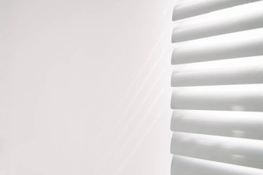 Duvardaki gölgeler. Soyut ışık, beyaz doku duvarındaki pencerenin siyah gölgesi. Güneş ışığı mimarisi arka planı. Ürün sunumu, arkaplan ve modelleme için, yaz mevsimi konsepti