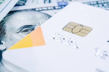 Yüz dolarlık kredi kartı. 100 dolarlık Amerika bankamatik kartı. Para izole edildi, fatura beyaz arkaplan