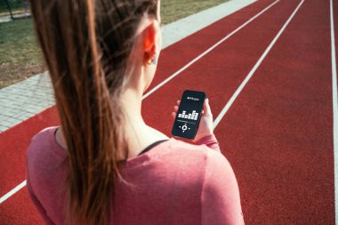 Egzersiz müziği. Parkta koşmak. Spor yaşam tarzı egzersiz yapan kadın eğitimi. Fitness, spor müziği yaşam tarzı konsepti