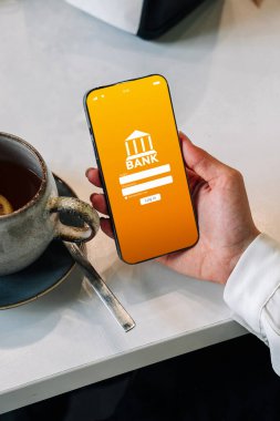Mobil bankacılık ağı. İnternet banka başvurusu olan akıllı bir telefon. Banka kartı cüzdanı uygulaması. Para cüzdanını kaydet