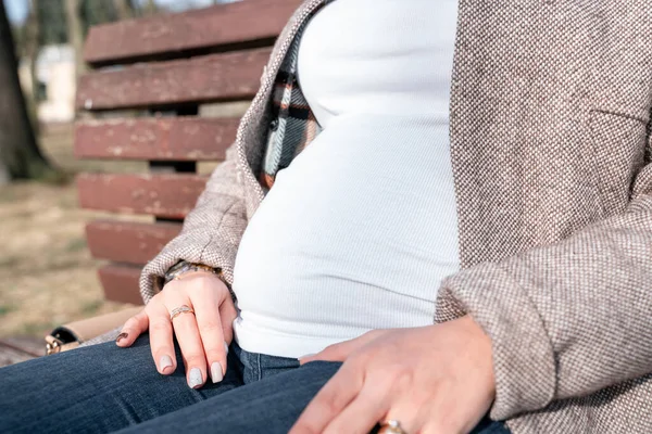 Graviditet Kvinna Gravid Natur Promenad Lycklig Mamma Sommarparken Älskling Magen — Stockfoto