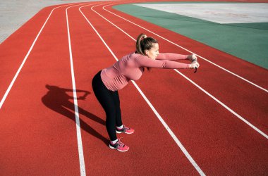 Hamilelik eğitimi. Hamile kadın yoga sporu antrenmanı yapıyor. Dışarıda doğum öncesi sağlıklı spor salonu var. Doğum öncesi egzersizleri.