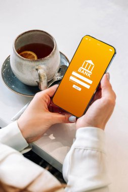 E bankacılık konsepti. İnternet banka uygulamalı cep telefonu olan bir kız. Kredi kartı cüzdanı başvurusu. Çevrimiçi cüzdan tasarruf