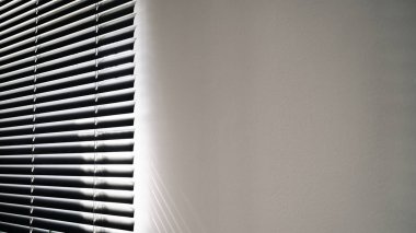 Gölge arkaplanı. Güneş ışığı mimarisi, aydınlık arkaplan, beyaz doku duvarının penceresinden siyah gölge örtüsü. Ürün sunumu, arkaplan ve maket, yaz mevsimi konsepti