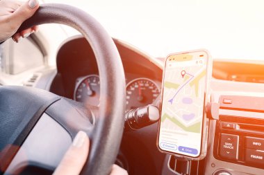 Navigasyon otomatik harita sistemi GPS. Seyahat yolunda otomobilde akıllı telefon ekranında küresel konumlandırma sistemi. Akıllı telefon uygulama sistemi ile GPS navigasyonu