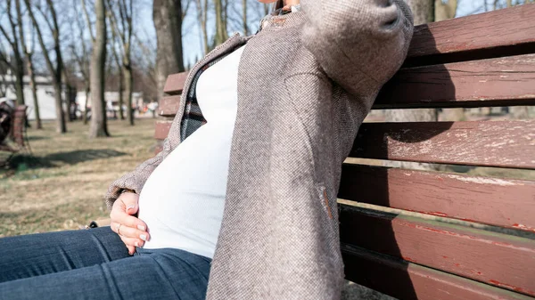 Graviditet Natur Kvinna Lycklig Mamma Sommarparken Älskling Magen Gravid Gång — Stockfoto