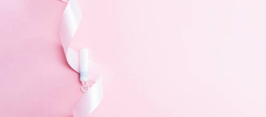 Tampon kadın hijyen. Pembe arka planda adet tamponu olan pembe kurdele. Adet dönemi kadınsı. Kritik günlerde kadınlar için yumuşak ihale koruması