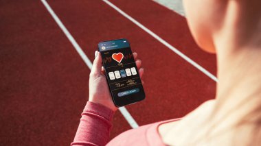 Spor salonu başvurusu. Spor salonu ya da spor salonu mobil uygulaması olan akıllı telefon ekranı. Kadın el tutuş çevrimiçi fitness programı