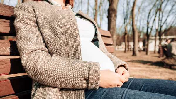 健康的孕妇 夏天公园里的母亲快乐 小腹怀孕走路的天性 期待的概念 — 图库照片