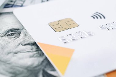 Yüz dolarlık kredi kartı. 100 dolarlık Amerika bankamatik kartı. Para izole edildi, fatura beyaz arkaplan